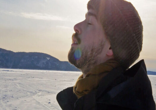 Portrait d'un étudiant dans le paysage enneigé de Saguenay