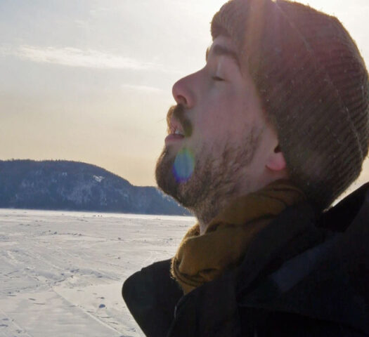 Portrait d'un étudiant dans le paysage enneigé de Saguenay