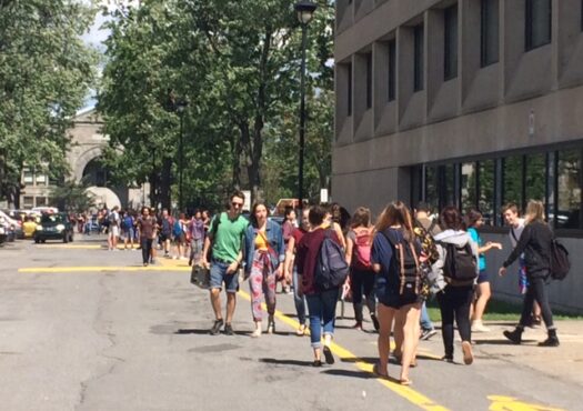 Étudiants qui marchent