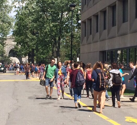 Étudiants qui marchent