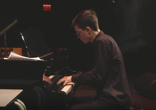 Samuel Therrien jouant du piano