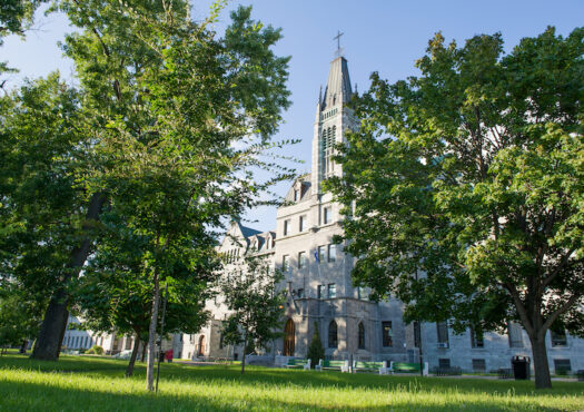 Devant tout vert du cégep de Saint-Laurent