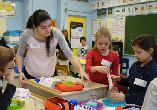 L’étudiante en arts et sciences au Cégep de Saint-Laurent Julie Morin-Genest guide les enfants dans leur expérience. Photo : Radio-Canada/Myriam Fimbry