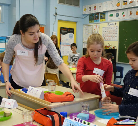 L’étudiante en arts et sciences au Cégep de Saint-Laurent Julie Morin-Genest guide les enfants dans leur expérience. Photo : Radio-Canada/Myriam Fimbry