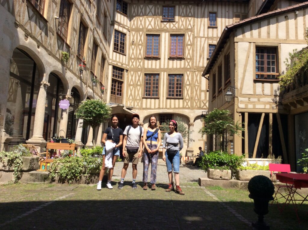 Les étudiants et étudiantes-pianistes dans les rues de Limoges, en France.