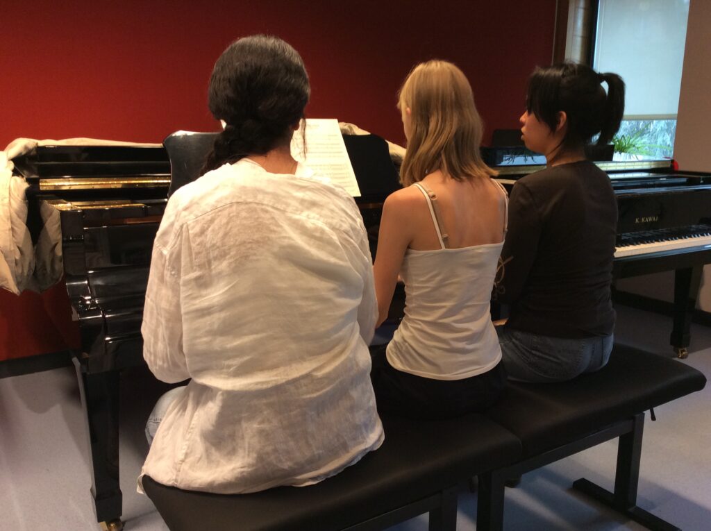 Des pianistes du Cégep répètent avec une étudiante du Conservatoire de Limoges en vue de leur concert commun.