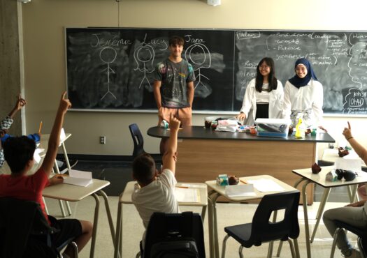 3mentors et eleves levent main A24 4